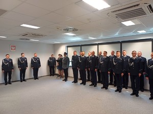 komendanci powiatowi w Krakowie oraz zastępca komendanta wojewódzkiego, z prawej strony ustawiona w szeregu kadra kierownicza
