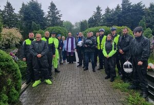 grupa uczsetnikow rajdu