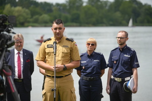 przemówienie do mediów rzecznika małopolskiej straży pożarnej na Bagrach