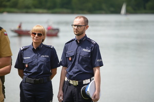 zastępca naczelnika prewencji oraz ruchu drogowego na bagrach w trakcie briefingu