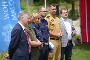 przedstawiciele służb na briefingu