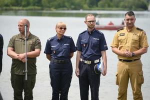 Wojewoda, przedstawiciele policji oraz rzecznik straży pożarnej na briefingu