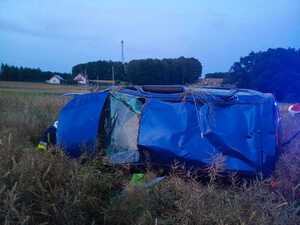 KPP Oświęcim. Grojec wypadek drogowy ul. Przecznica samochód po dachowaniu  leży na boku