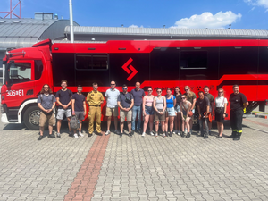 wspólne zdjęcie przy autobusie z przedstawicielem straży pożarnej