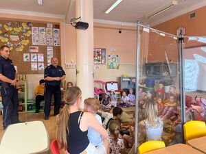 policjanci prowadzą pogadankę z dziecmi