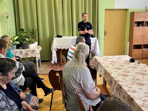policjant podczas spotkania z seniorami