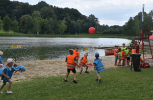 Dzieci bawiące się podczas działań nad zalewem wodnym