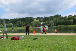 Instruktorzy biorący udział w akcji profilaktycznej nad zalewem wodnym