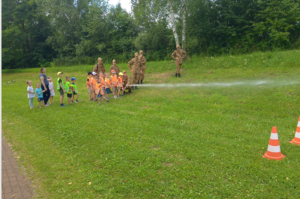 Strażacy oraz przedszkolaki podczas pokazu strażackiego sprzętu
