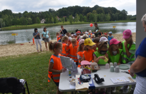 Wychowawcy oraz dzieci biorące udział w prelekcji przy stanowisku sanepidu