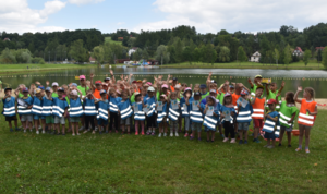 Zdjęcie grupowe. Dzieci z ulotkami promującymi bezpieczeństwo nad wodą