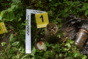 otwarty słok z zawartościa amunicji