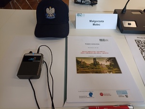 1. Miejsce przy stole uczestniczki konferencji