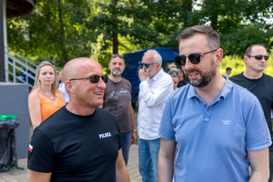 Komendant oraz Wicepremier RP, w tle uczestnicy i organizatorzy pikniku