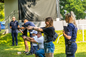 Policjanci i uczestnicy podczas konkursu strzeleckiego z ASG