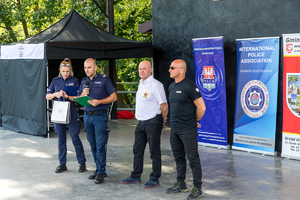 Policjanci KPP Wieliczka oraz członek IPA stoją na scenie