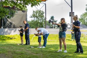 policjanci przeprowadzają konkurs strzelecki ASG