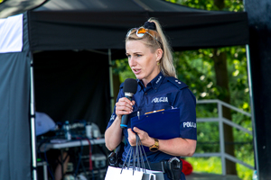 Policjantka wręcza nagrody laureatom konkursu strzeleckiego