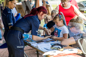 Policjantki prezentują pobieranie odcisków palców