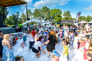 Uczsetnicy pikniku bawią się w pianie