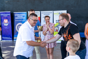 Wójt Gminy Gdów wręcza puchar
