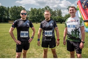 KPP Oświęcim.  Policjanci po biegu charytatywnym w strojach sportowych