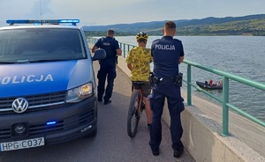 policjanci z nastolatkiem na rowerze