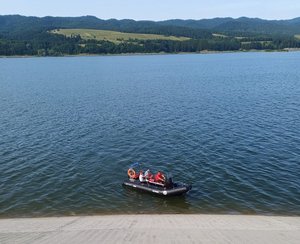 ratownicy na łodzi