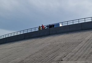 rowerzysta ratownik i policyjny radiowóz na ścieżce rowerowej