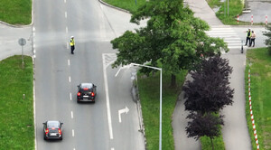policjant zatrzymuje kierowcę do kontroli drogowej