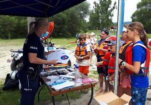 policjantka rozmawia z dziećmi