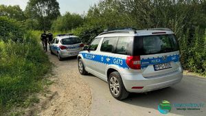Radiowozy i policjanci bioracy udział w poszukiwaniu topielca na Dunajcu