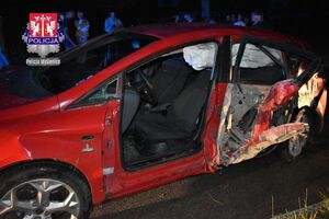 rozbity czerwony sear widziany z boku