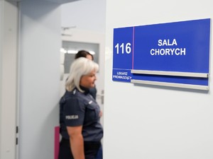 policjantka na sali chorych