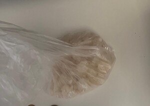 zabezpieczone narkotyki w postaci białych kryształów znajdujace się w foliowym opakowaniu