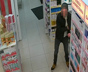 sprawca, który wkłada pod kurtkę skradzony towar