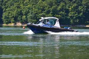 łódka policyjna na wodzie