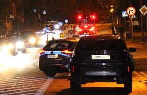 KPP Oświęcim wypadek kolizja przykład ulica nocą  samochody i radiowóz
