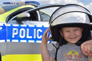 chłopiec przy radiowozie