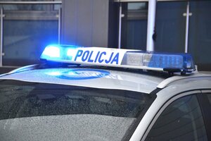 włączona lampa błyskowa na oznakowanym radiowozie