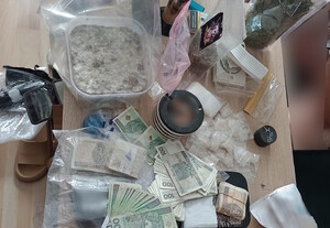 zabezpieczone narkotyki znajdujące się w foliowych opakowaniach oraz gotówka