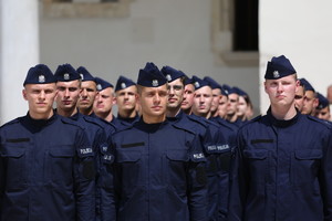 nowi policjanci przygotowani do ślubowania