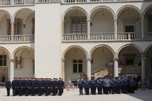 policjanci na zamkowym dziedzińcu