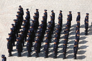 zdjęcie przygotowanych do ślubowania policjantów z góry