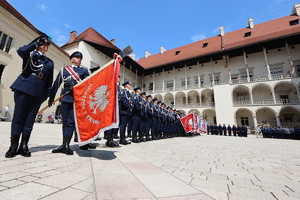 policjanci pocztu sztandarowego