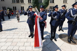 kolejne zdjęcie policjantów pocztu sztandarowego