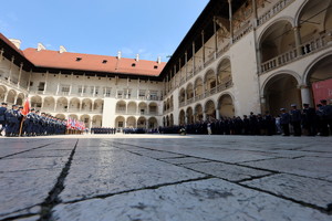 szerokie ujęcie na wawelski dziedziniec