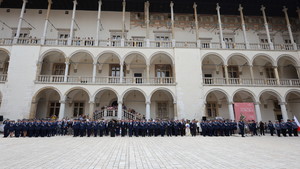 policjanci na dziedzińcu arkadowym