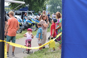 odwiedzający stoisko na bulwarze przechodnie