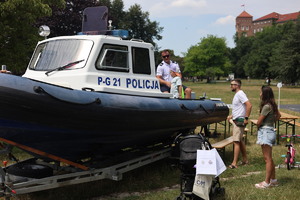 motorówka policjantów komisariatu wodnego na bulwarze